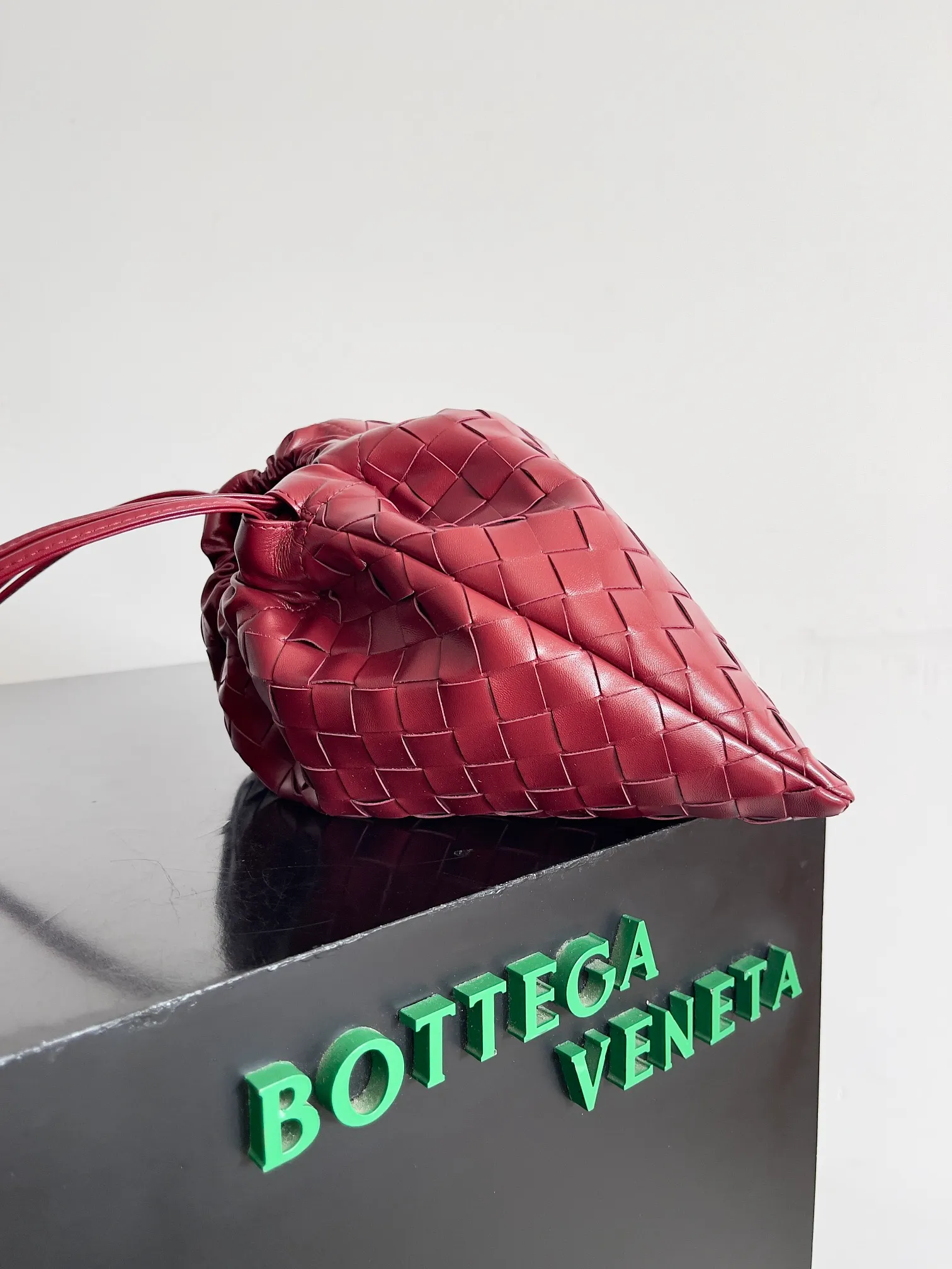 Batch 1560 Armpit bags have become a fashionable item that every girl has in their hands in recent years🛍️. The elegant and simple style has won the love of many people of different ages. However, there is an unavoidable trouble with armpit bags, that is, the capacity is too small, and BOTTEGA VENETA’s new Dustbag Considering people's travel needs, the capacity of garbage bags has been greatly upgraded. Folding umbrellas, water cups, and girls' makeup powder and lipstick can all be accommodated. It is very light and resistant to dirt. Even if you have a lot of things when traveling, it can reduce the burden to a certain extent. The shoulder straps are buckled and can be changed at will. It can be used for hand holding or as the liner of a large bag. After the drawstring is drawn, it looks like a cloud bag. It is very suitable for concave styling when traveling in summer🙋🏻‍♀️ Style number: 796728 Size: 32*23*1cm
